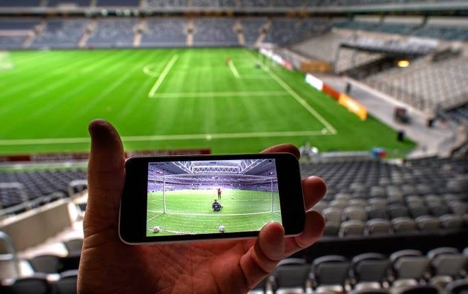 Publiken på Tele2 arena kan i mobilens app se matchen från fyra olika vinklar. Dessutom går det att se repriser på upp till 30 sekunder.
