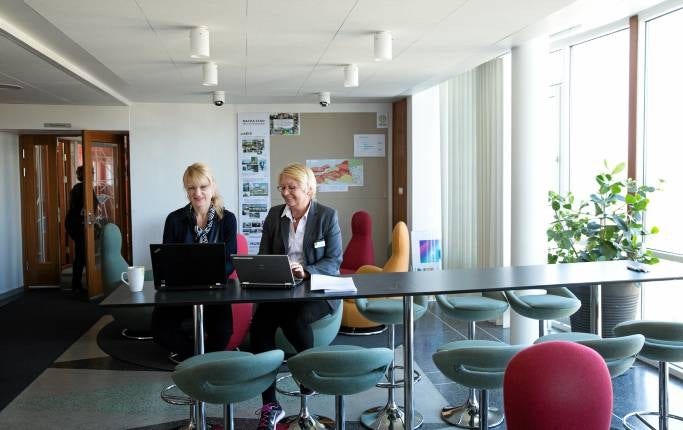 Anette Hjelte, biträdande enhetschef på kontaktcenter, och kommunväg- ledaren Marie Strömdahl arbetar i Nacka stadshus som infört det flexibla kontoret.
