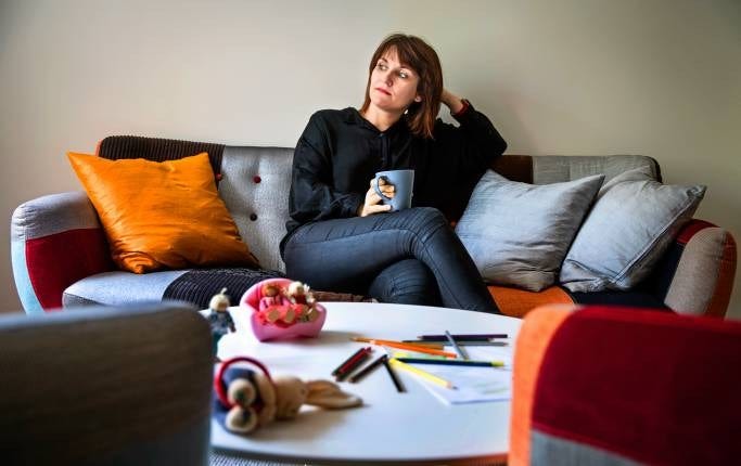 ”När man börjar prata med kvinnan om vad som har hänt inser hon ofta vad hon har negligerat under lång tid. Alla slag, alla knuffar och alla gånger hon har blivit spottad på”, säger Cristina Bornea, som arbetar på Västerorts kvinnojour i Stockholm.