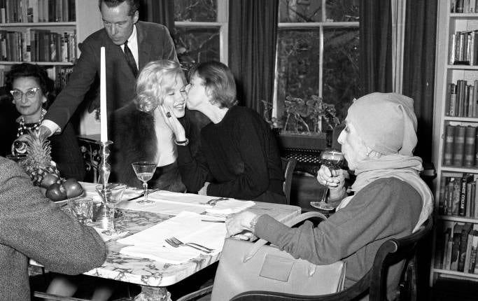 Marilyn Monroe, Carson McCullers och Karen Blixen vid middagsbordet. ”Carson hade bara ögon för Karen, Karen bara för Marilyn och Marilyn kunde knappt hålla ögonen öppna”, skriver Moa Matthis.