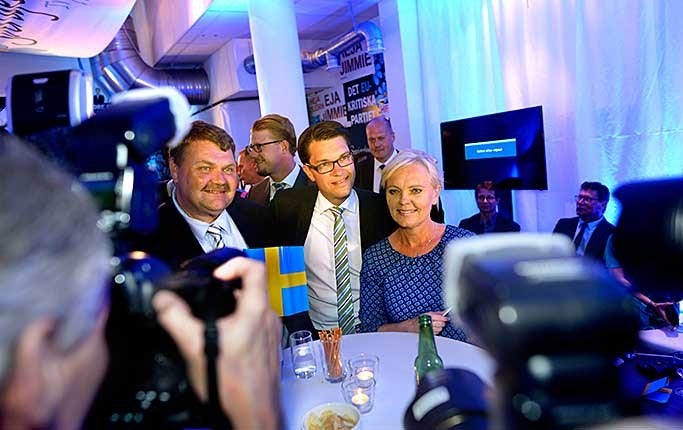 SD:s partiledare Jimmie Åkesson omfamnar EU-kandidaterna.