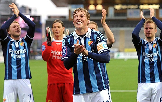 Matchhjälten Emil Bergström och hans lagkompisar tackar bortafansen för stödet.