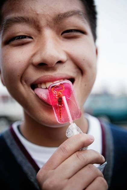 Megan Miller.Godisbutiken Hotlix i Pismo Beach har en lång tradition av godis med insekter i. Franklin Yang, 14 år, testar en av de populära skorpionklubborna som säljs i cirka en miljon exemplar per år.