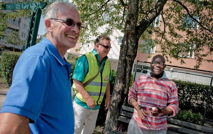 Beyron Ahxner (till vänster) är Botkyrkas ansvarige för grannsamverkan. Janne Karlsson (gul väst) är ordförande i kommunens styrgrupp för grannsamverkan. Dennis Mebuhzo, boende i Alby, tycker att området är okej även om det har varit problem med bränder.