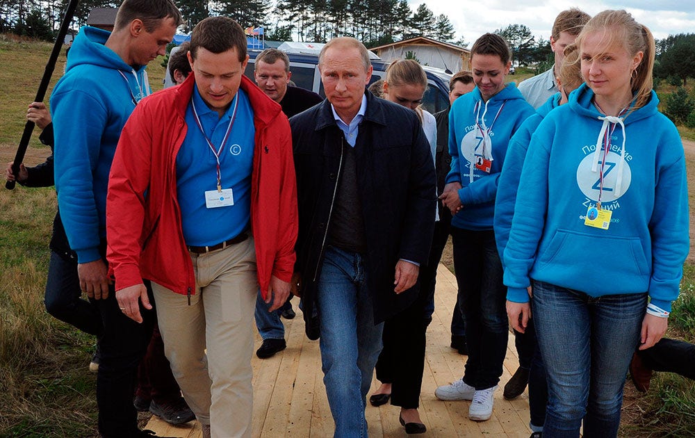 President Vladimir Putin passade på fredagen på att besöka ungdomar på läger nära Moskva.