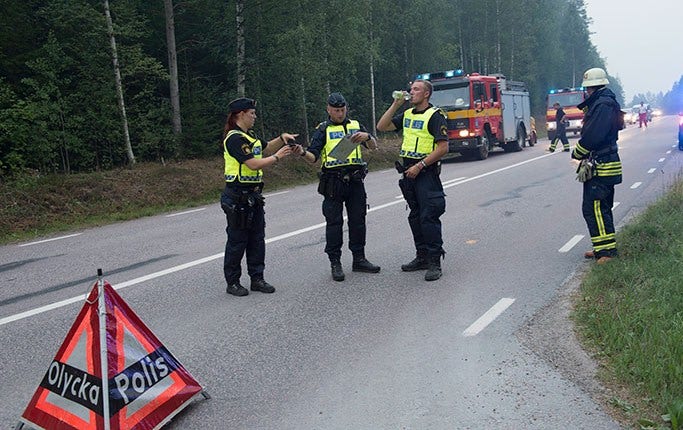 Flera av de boende uppges trotsa polisens avspärrningar.