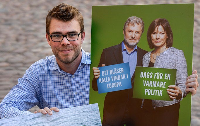 Partisekreterare Anders Wallner flankerad av valparoller när svenska folket ännu inte hade sagt sitt.