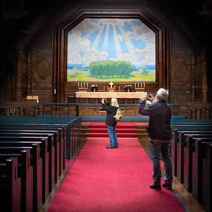 Turister inne i Kiruna kyrka.