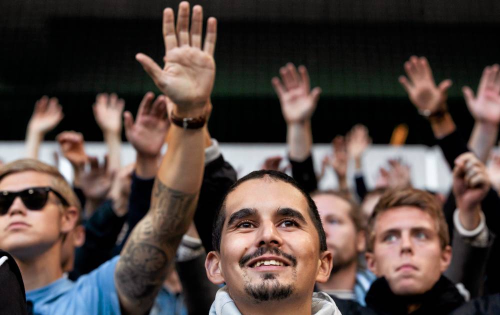 Som initiativtagare till Fotbollssupportrar mot homofobi arbetar Showan för en mer inkluderande läktarkultur, där fjolla och bög inte är skällsord.