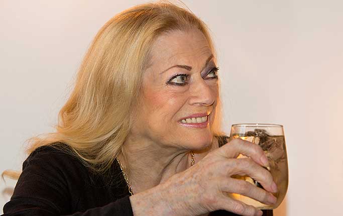Anita Ekberg inviger en boulebana på Drottningtorget i Malmö i januari 2013.
