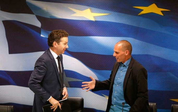 Joreoen Dijsselbloem, Eurogruppens chef, tillsammans med grekiska finansministern Yanis Varoufakis (till höger).