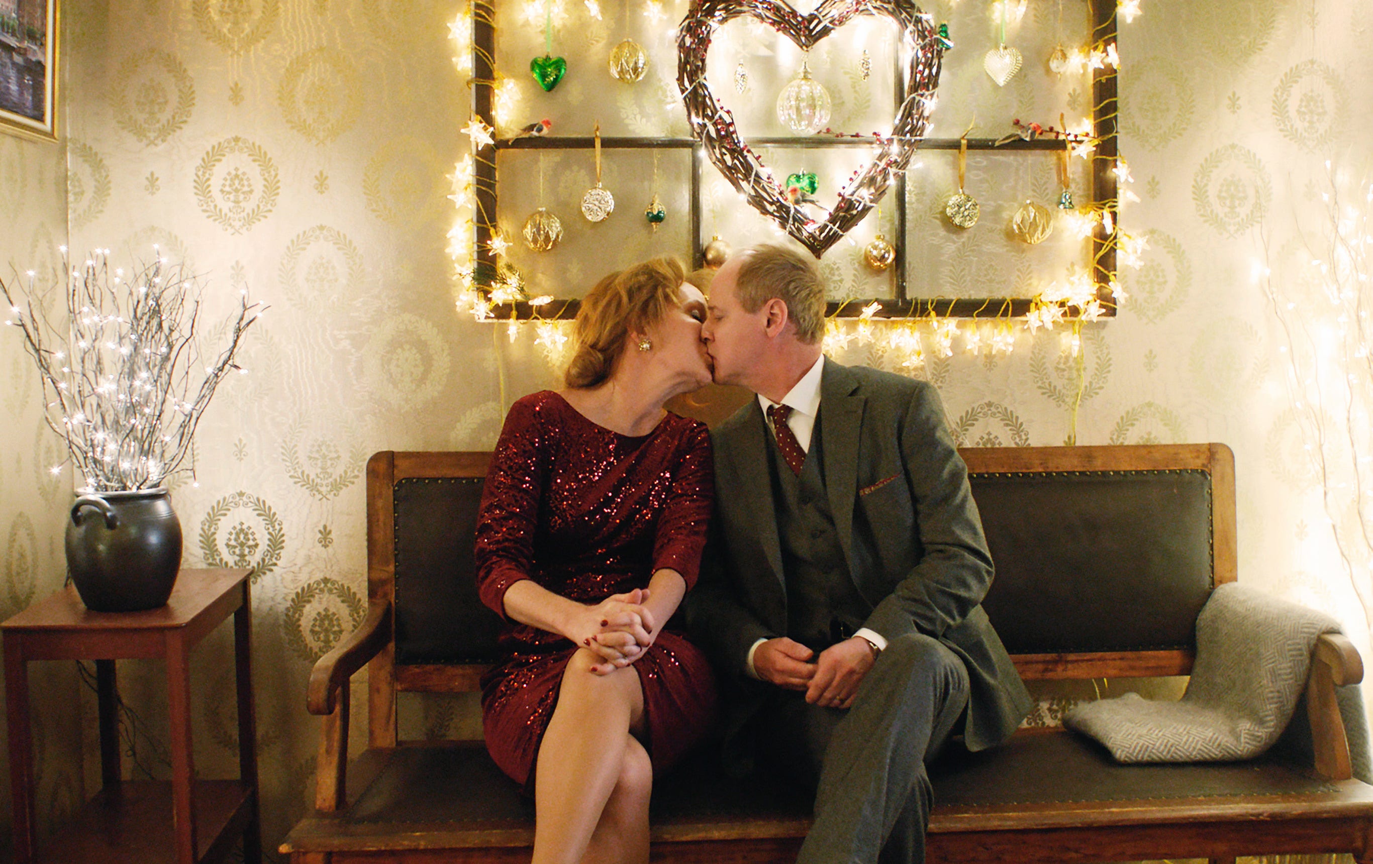 Maria Lundqvist och Robert Gustafsson som Oscars föräldrar.