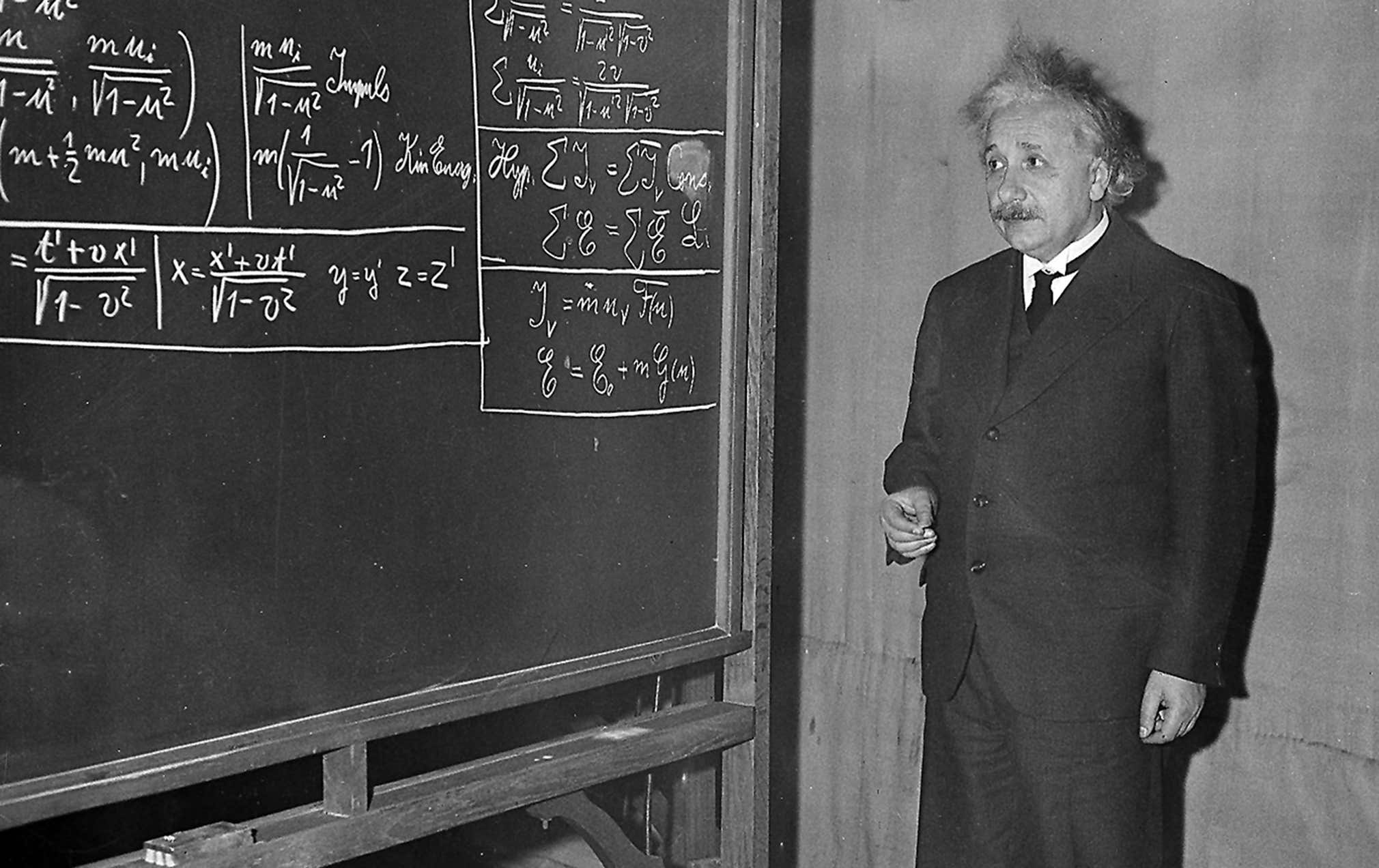 ученые записи. записи рукописи эйнштейна. человек с умным видом. ученый пишет. ученый пишет картинки.