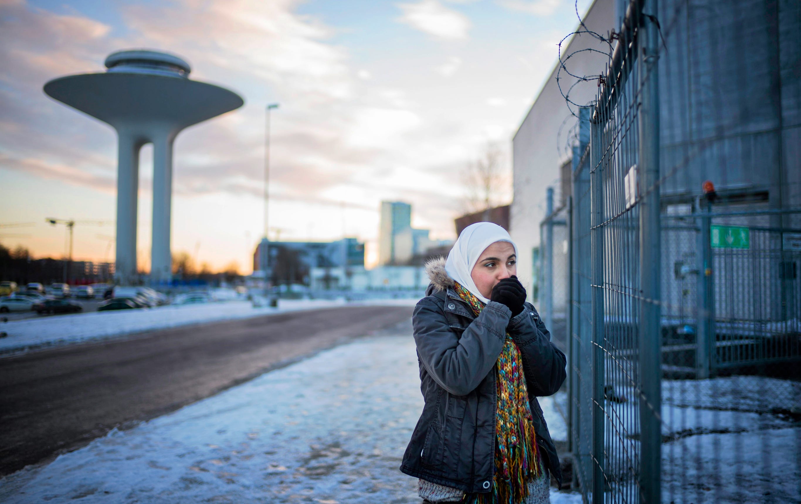 Hibatullah Al Nafi, 26 år, är från Damaskus och bor i Halland sedan två år. Nu väntar hon utanför Malmömässan på maken. De gifte sig i december 2013, men han var tvungen att fly för att inte behöva göra militärtjänsten.