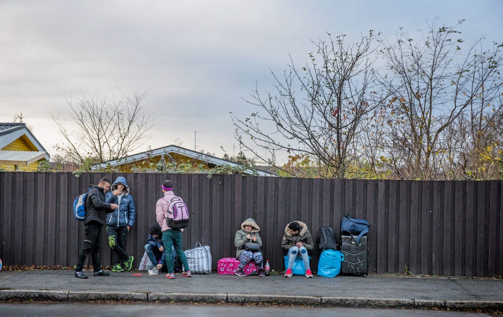 Flyktingar som samlats utanför Migrationsverkets lokaler i Jägersro förra helgen.