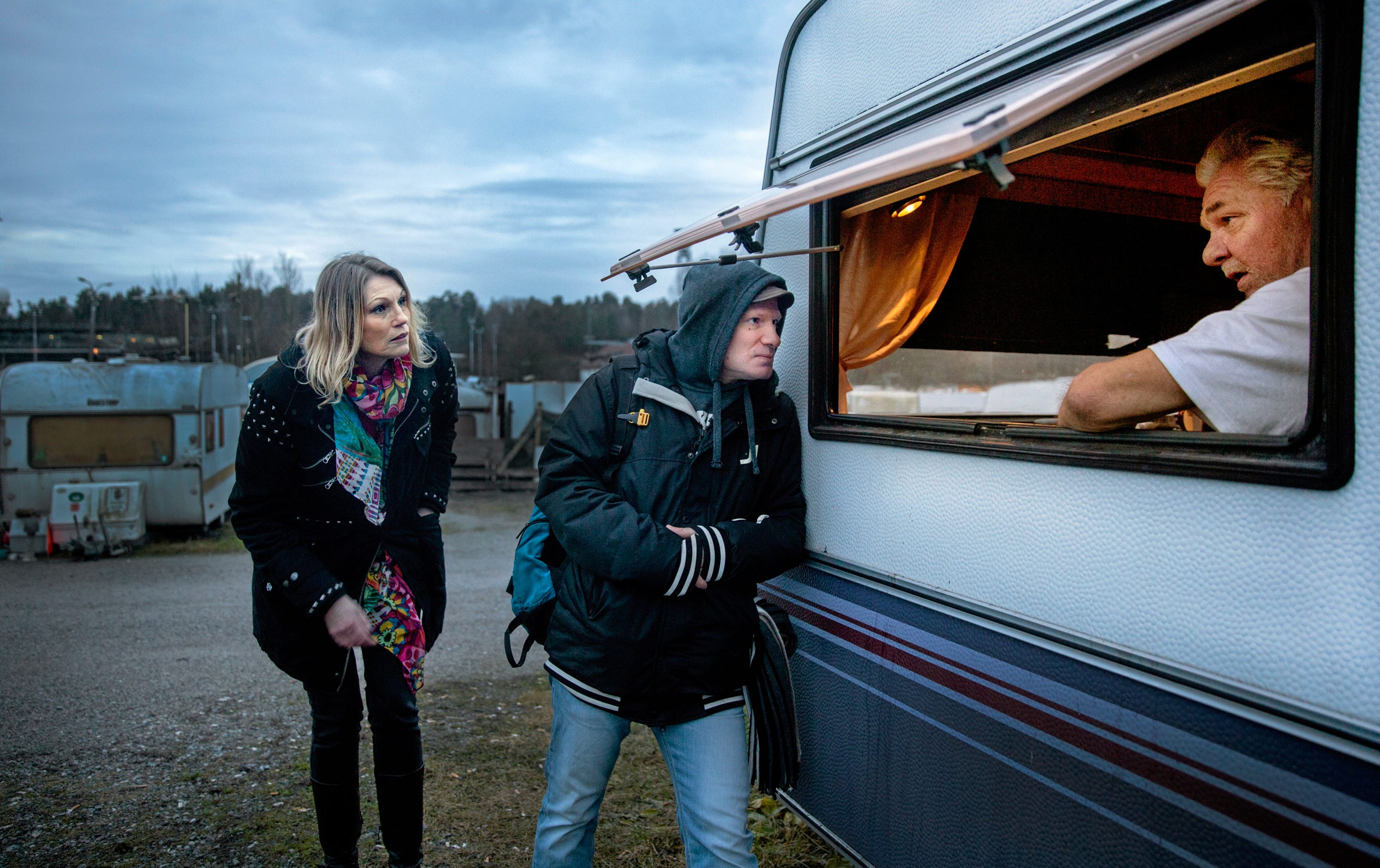 Connie don Marco och Niklas Ristarp från ideella föreningen Musketörerna pratar med Ove Mases.