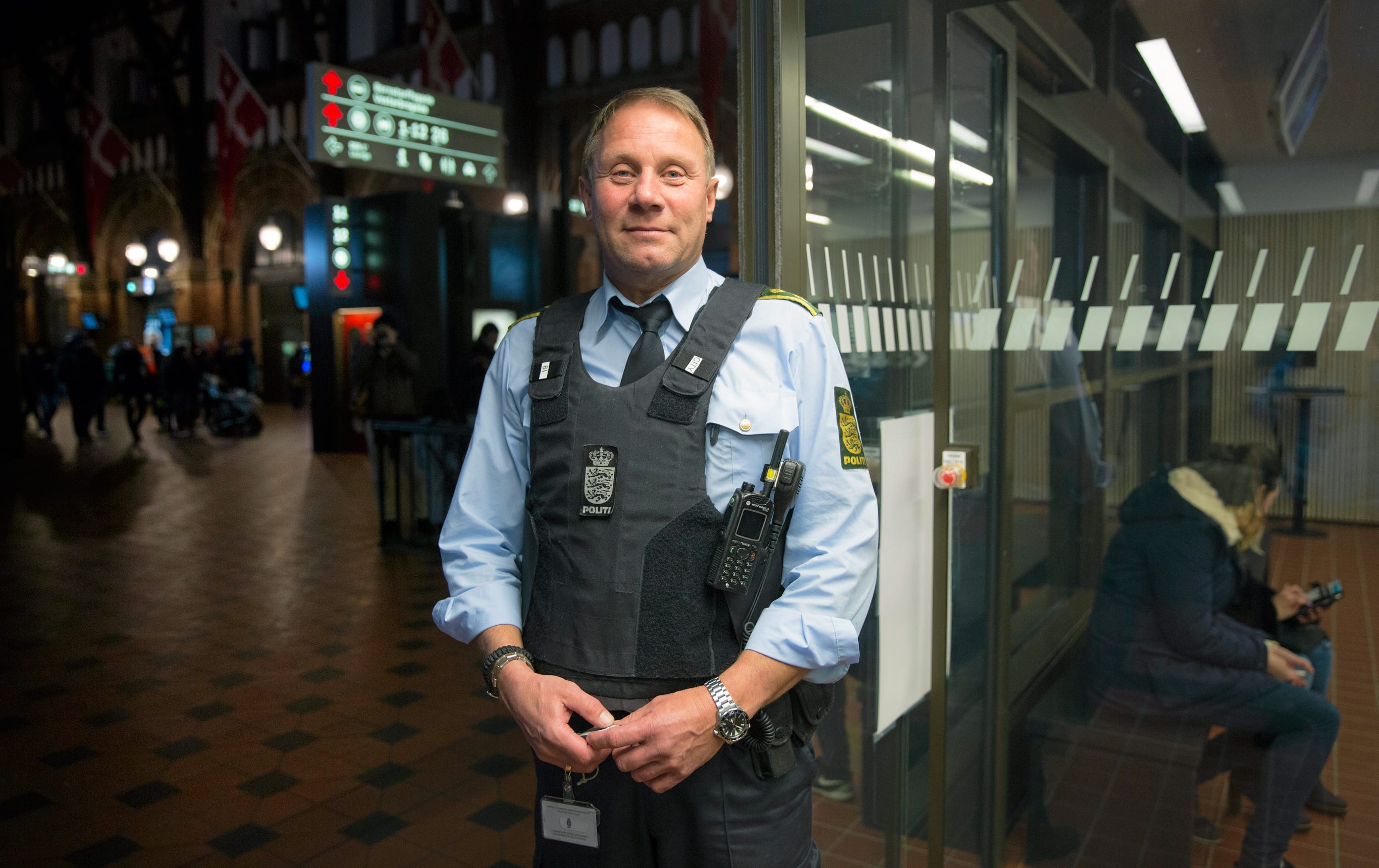 ”Jag gör det jag blir tillsagd. Om jag får i uppdrag att ta guldplomber ur flyktingars tänder så gör jag det”, säger polisen Michael Hansen.