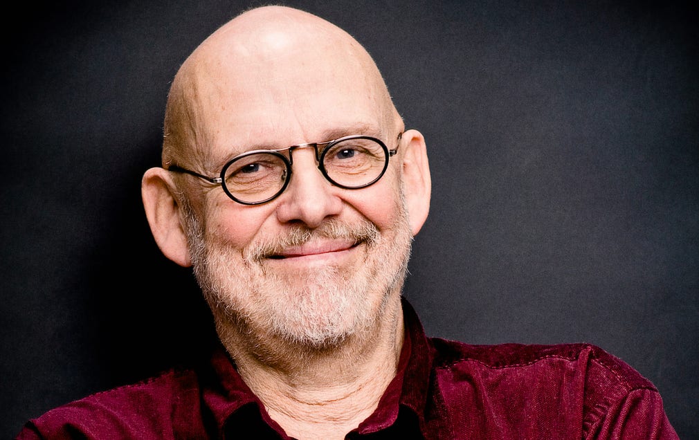 Jan Lööf leker med bilderboksformen i boken om Felix, där Felix kliver ur sin serieruta men hamnar i både en mystisk sagovärld och i ett datorspel.