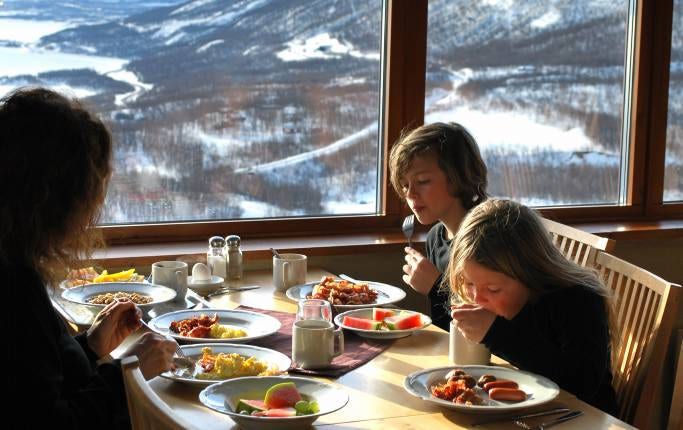 Bufféfrukosten med utsikt över Torneträsk Lapporten var nästan det bästa med Björkliden, tycker barnen Teodor och Ottilia. Mamma Gabriella instämmer.