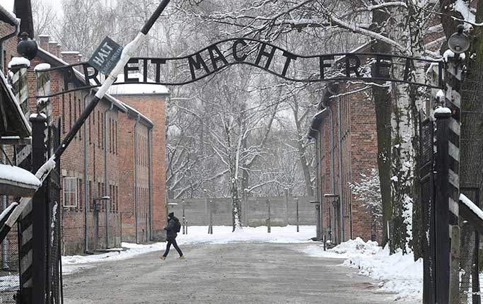 SFI-eleverna på Kärnan fick lyssna på en nyhet om årsdagen av befrielsen av koncentrationslägret Auschwitz.