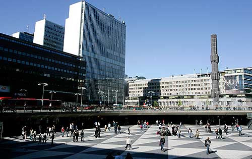 Många ensamkommande barn drar runt på gatorna i Stockholm city, främst kring Sergels torg.