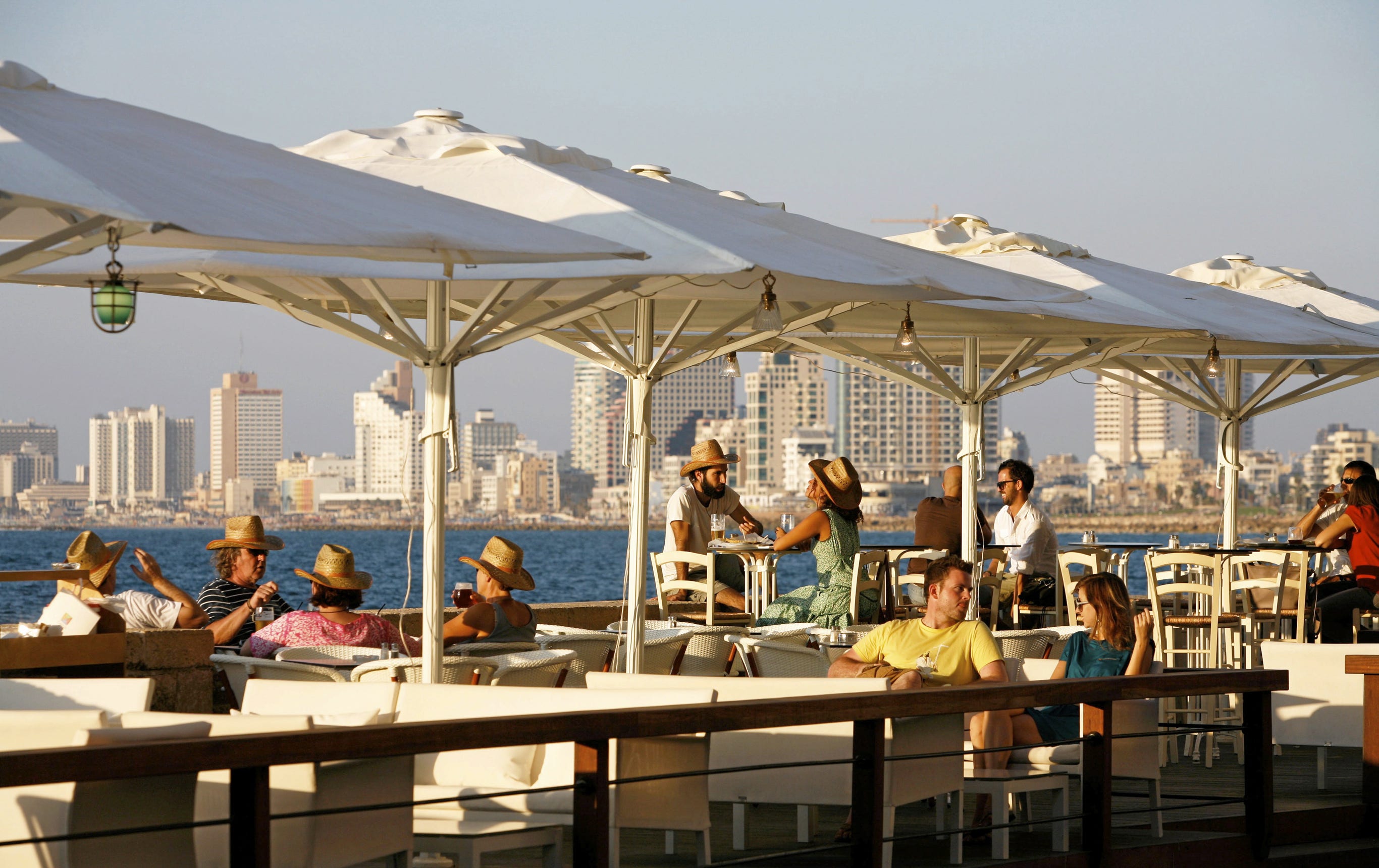 Strandservering i Tel Aviv, sju mil från Gaza.