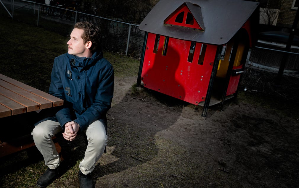 I december förra året anhölls Dennis Andersson för sexuella övergrepp på ett barn i den förskola där han arbetade. Han friades från alla anklagelser, men för honom var skadan redan skedd.