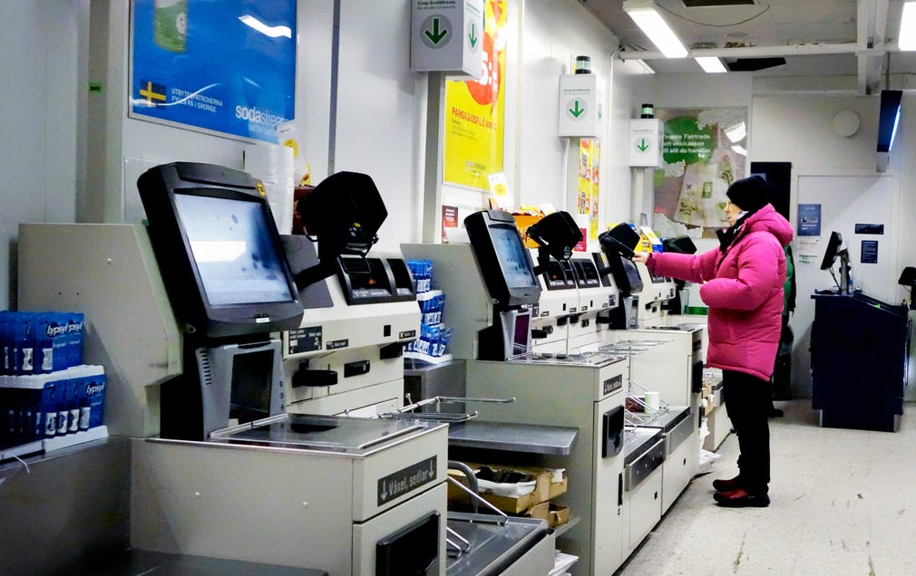 Självbetjäning i mataffären – en av automatiseringsåtgärderna som mellan 2006 och 2011 tog bort 450.000 jobb i Sverige, enligt debattören.