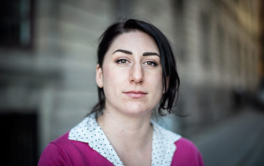 DN har tidigare berättat om Connie Dickinson, som lade två år och 182 500 kronor på en usel utbildning. Nu stämmer Centrum för rättvisa högskolan för att hon ska få ­upprättelse och pengar tillbaka från staten.