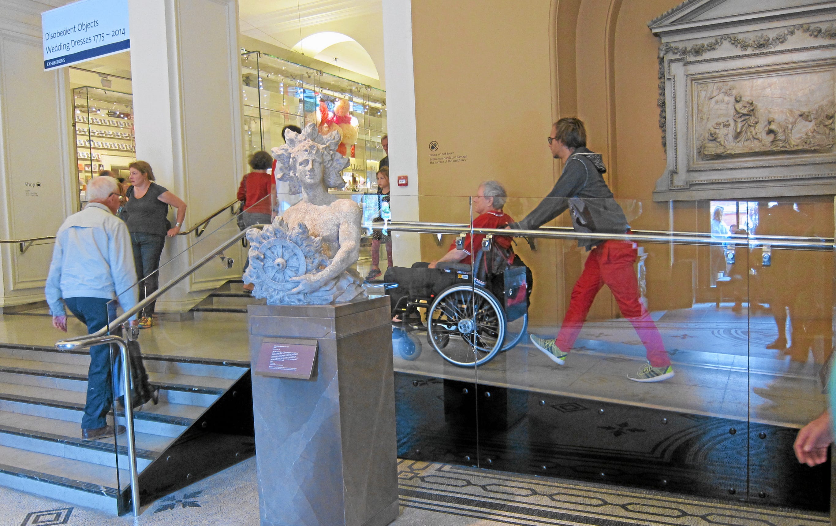 På Victoria and Albert Museum kan man se så gott som allt tack vare hissar och ramper. Barnbarnet Oscar drar rullstolen.