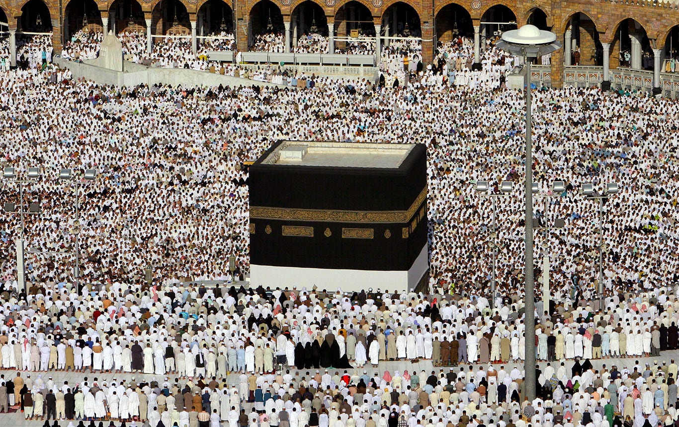 Tiotusentals muslimer deltar i vallfärden till Mekka, hajj.