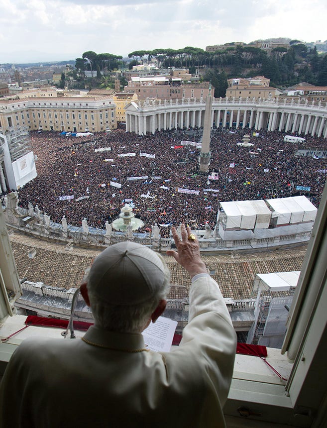 Många tusen personer samlades på Petersplatsen i Rom för att delta när dåvarande påven, Benedictus XVI, höll en offentlig Angeliusbön. Bilden är från februari 2013.