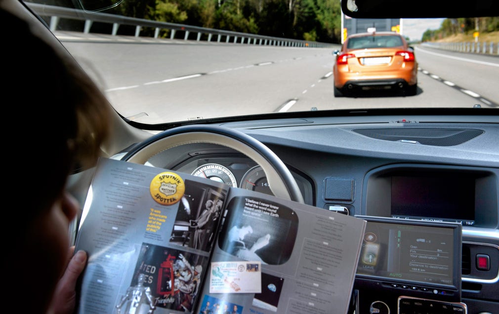 Volvo har bland annat testat en modell med fordonståg, där personbilar under en del av resan styrs elektroniskt. Bilden är från ett försök 2012.