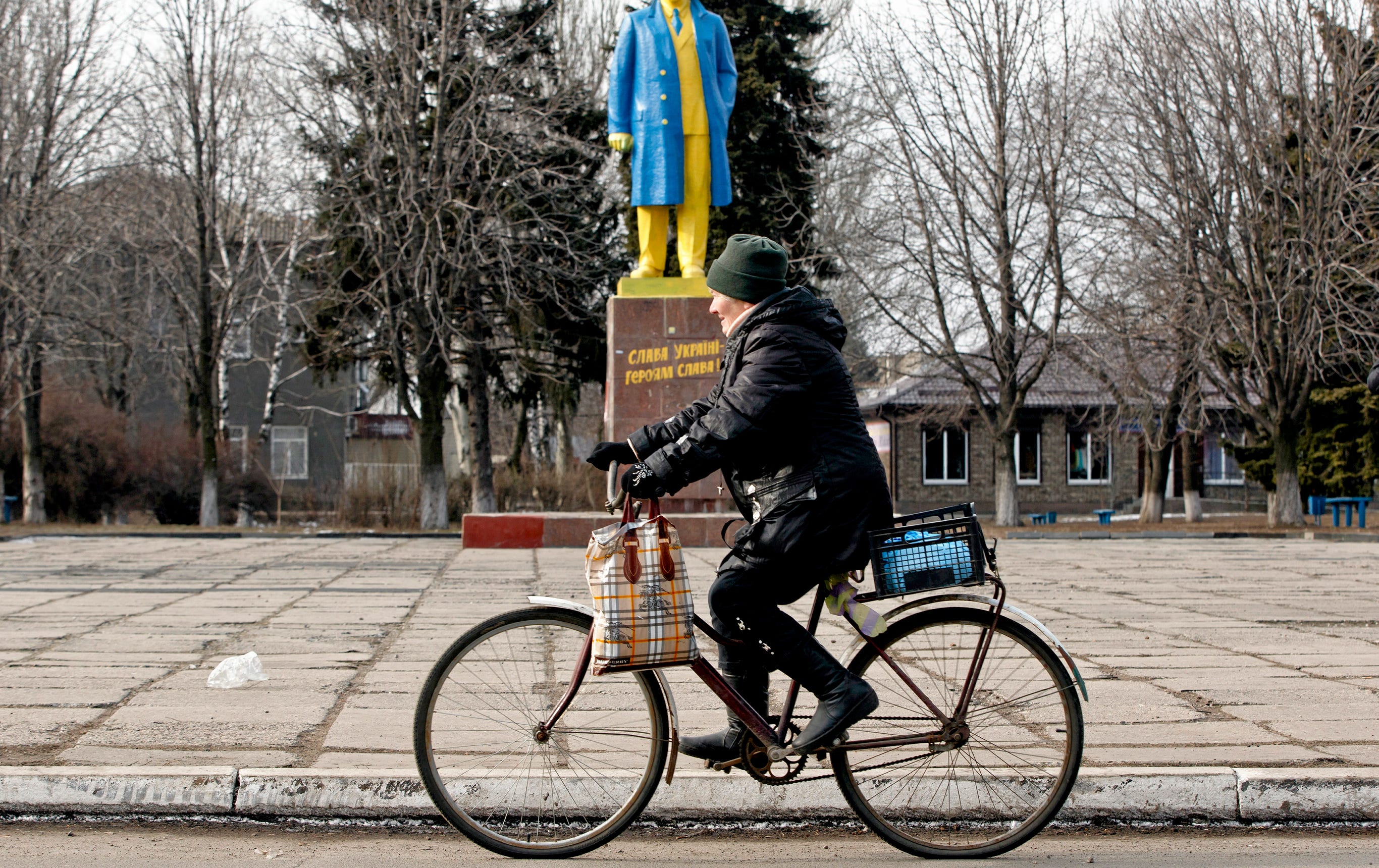 Ett Leninmonument har målats i de ukrainska färgerna i Velyka Novosilka, en stad tre mil väster om Donetsk i östra Ukraina.
