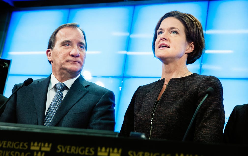 Stefan Löfven (S) och Anna Kinberg Batra (M) vid presentationen av Decemberöver­ens­kommelsen. ­”Politik handlar inte bara om sakfrågor. Det gäller att också ha ­procedurer, som ­förhindrar kaos och vågspel”, skriver statsvetaren Leif Lewin.
