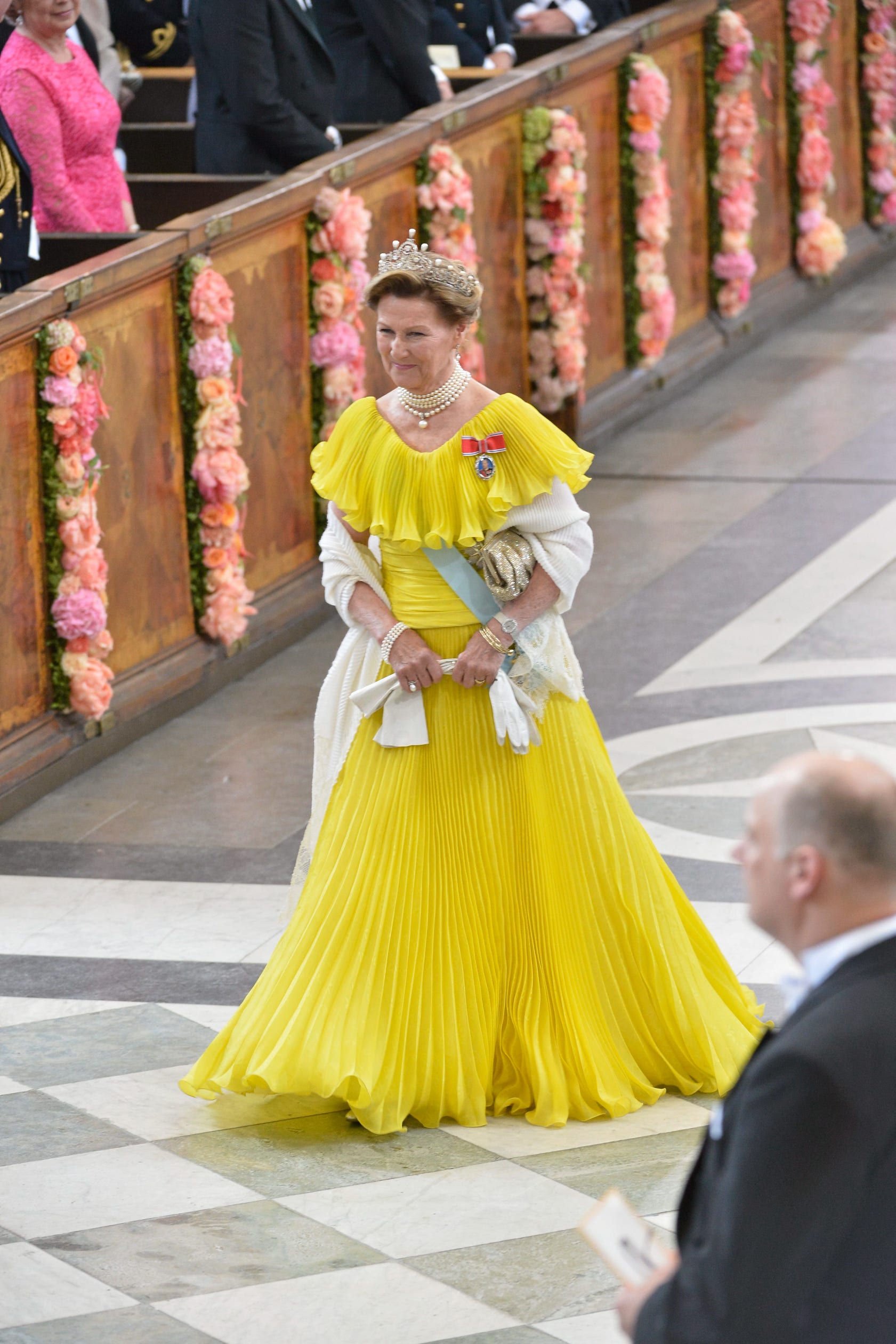 Drottning Sonja av Norge anländer till bröllopet mellan prins Carl Philip och Sofia Hellqvist i Slottskyrkan.