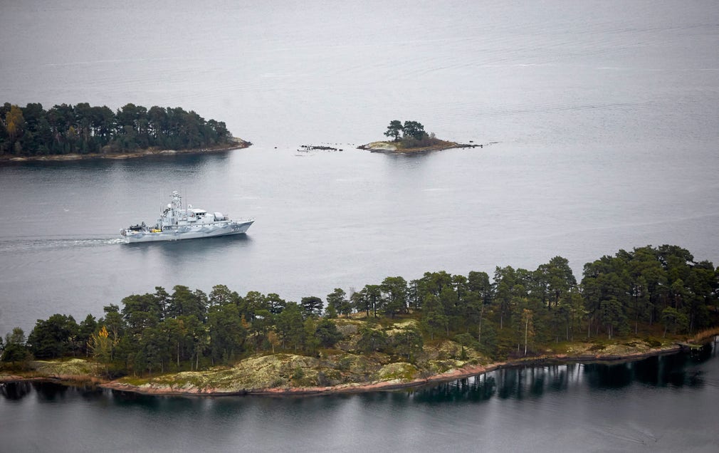 Ubåtsspaning i Stockholms skärgård. ”Det som verkade avlägset för fem år sedan är i dag realiteter som Sverige måste förhålla sig till”, skriver debattörerna.