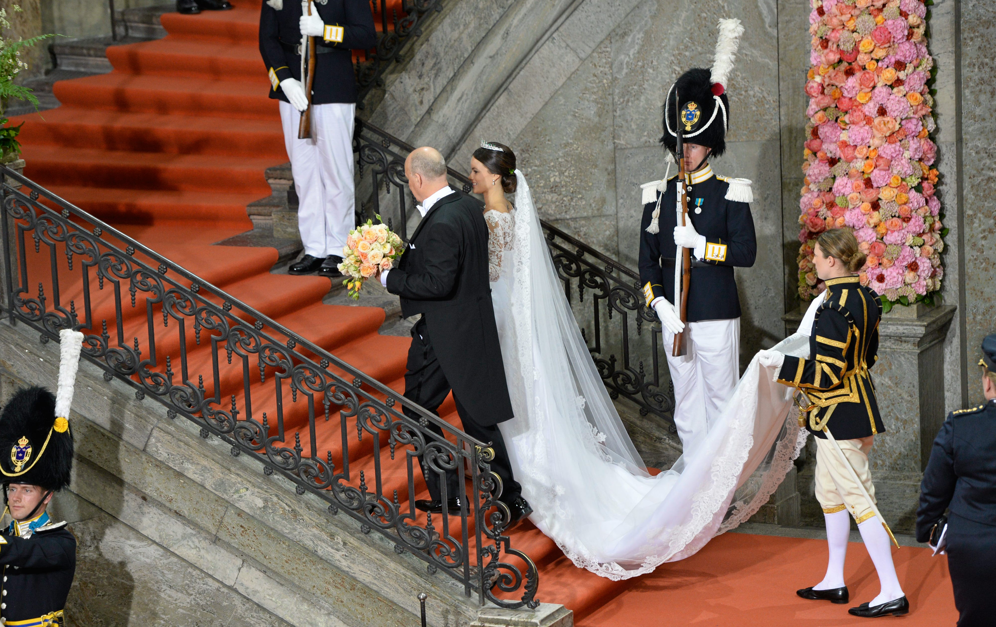 Sofia Hellqvist förs till altaret av sin far Erik Hellqvist för bröllopet med prins Carl Philip i Slottskyrkan.