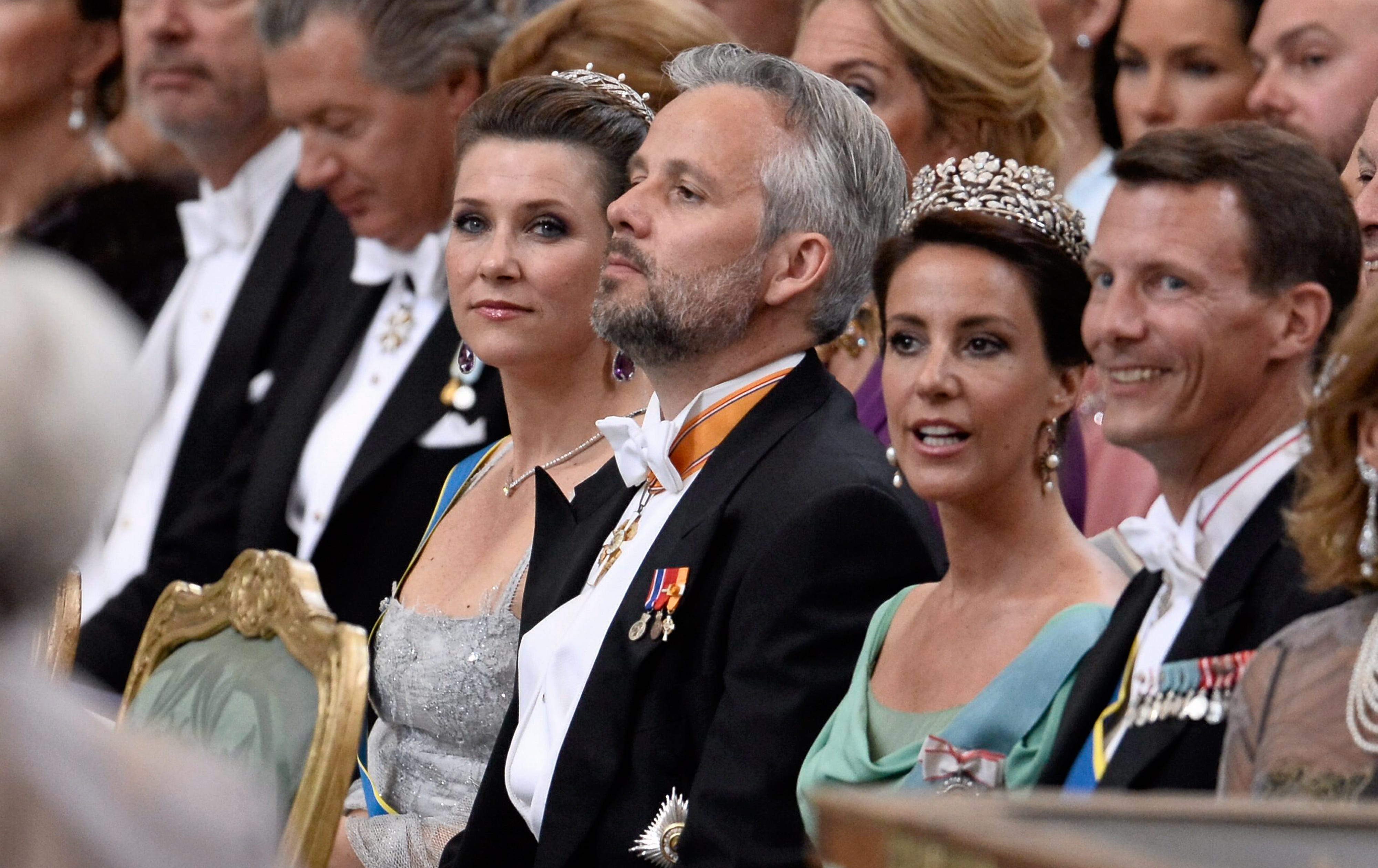 Fr v Norges Märtha Louise och Ari Behn, prinsessan Marie och prins Joachim på plats i Slottskyrkan inför vigseln mellan prins Carl Philip och Sofia Hellqvist i på lördagen.