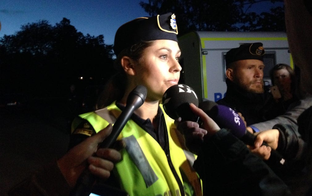 Polisens presstalesperson Jenny Widén meddlar vid en pressträff natten mot lördagen att en död kropp har hittats under sökandet vid Kinnekulle