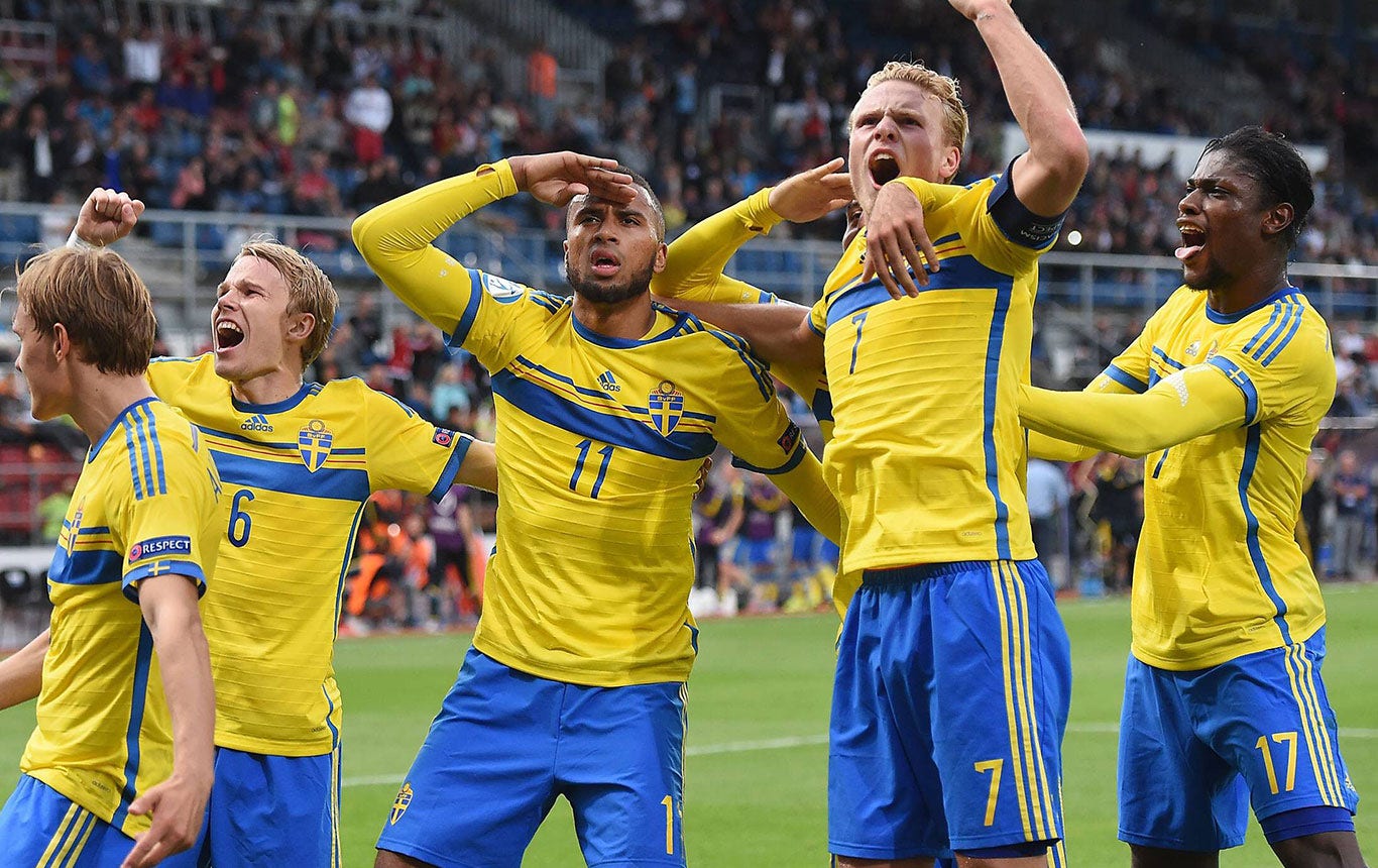 Svenska spelarna jublar efter Isaac Kiese Thelin gjort 2–1 mot Italien.