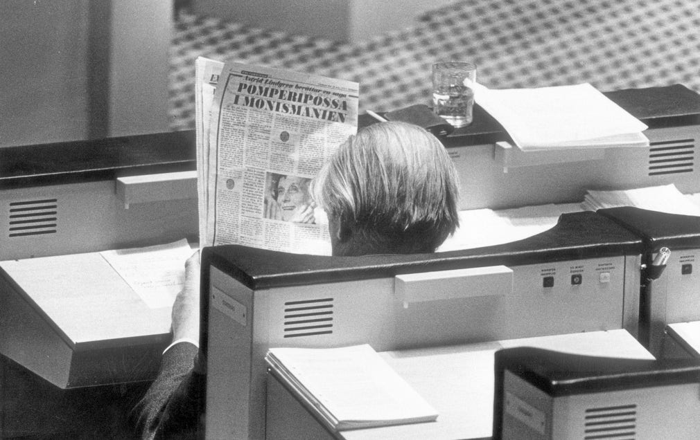 Dåvarande finansministern Gunnar Sträng läser Astrid Lindgrens berömda Pomperipossa-text, mars 1976.