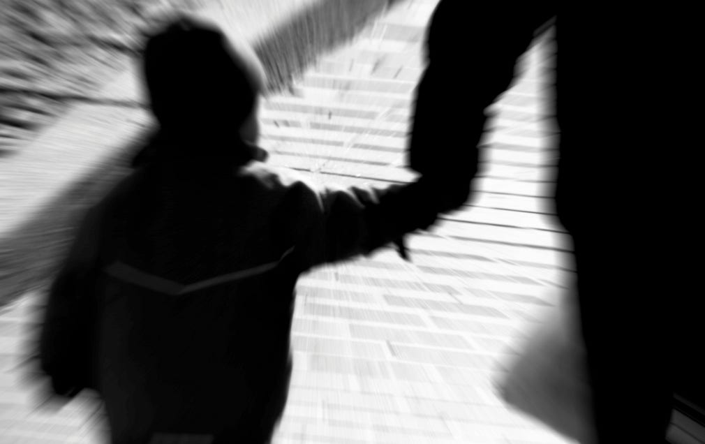 ”Så länge vi avskärmar oss från företeelsen att mödrar avsiktligt kan vilja sitt barn illa kan vi inte hjälpa barn och vuxna med sådana erfarenheter”, skriver debattören.