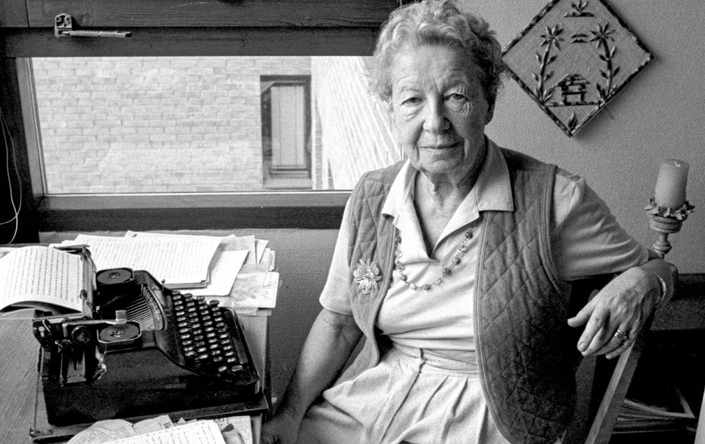 Martha Sandwall-Bergström vid sin skrivmaskin i Malmö 1985.