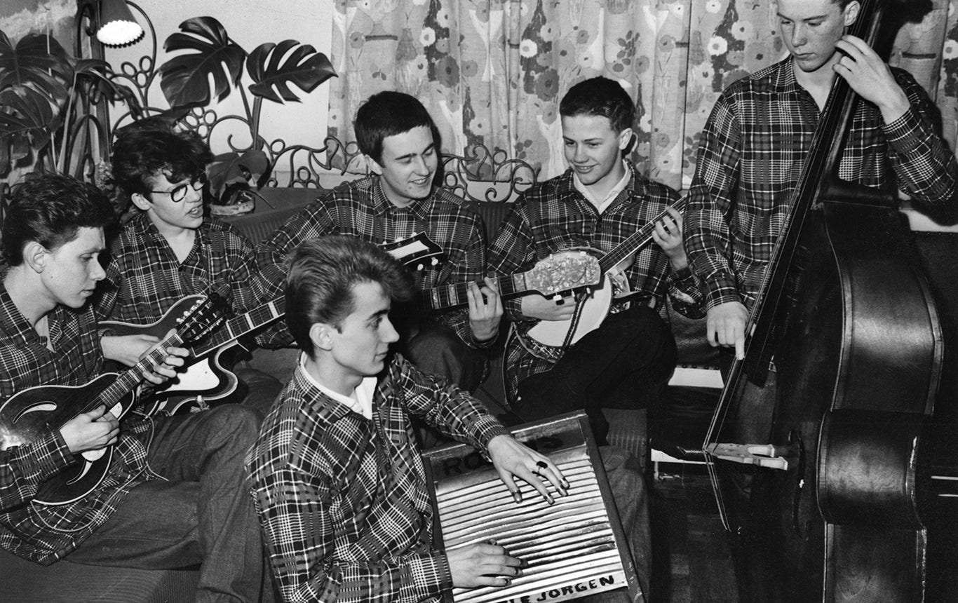 Sveriges första skiffleband ”Robbans Skiffle Group” med Robert Broberg (mitten bak) omgiven av sina bandmedlemmar 2:a mars 1958