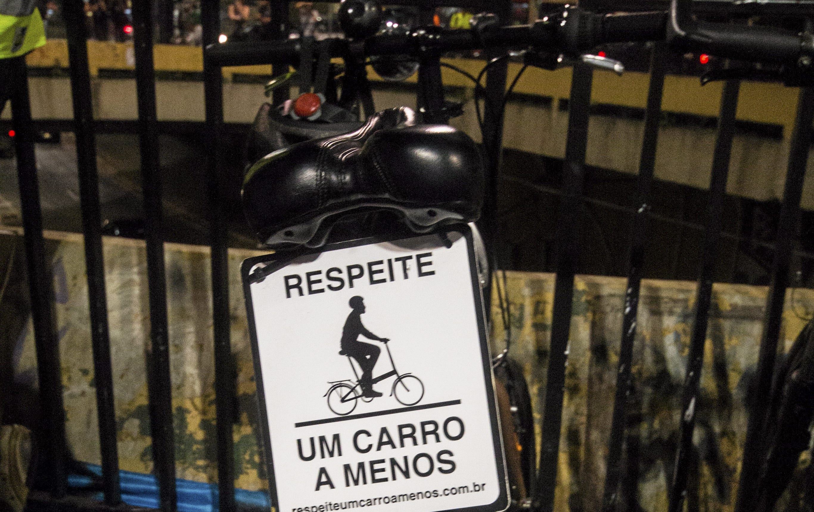 ”Respektera – En bil mindre”.