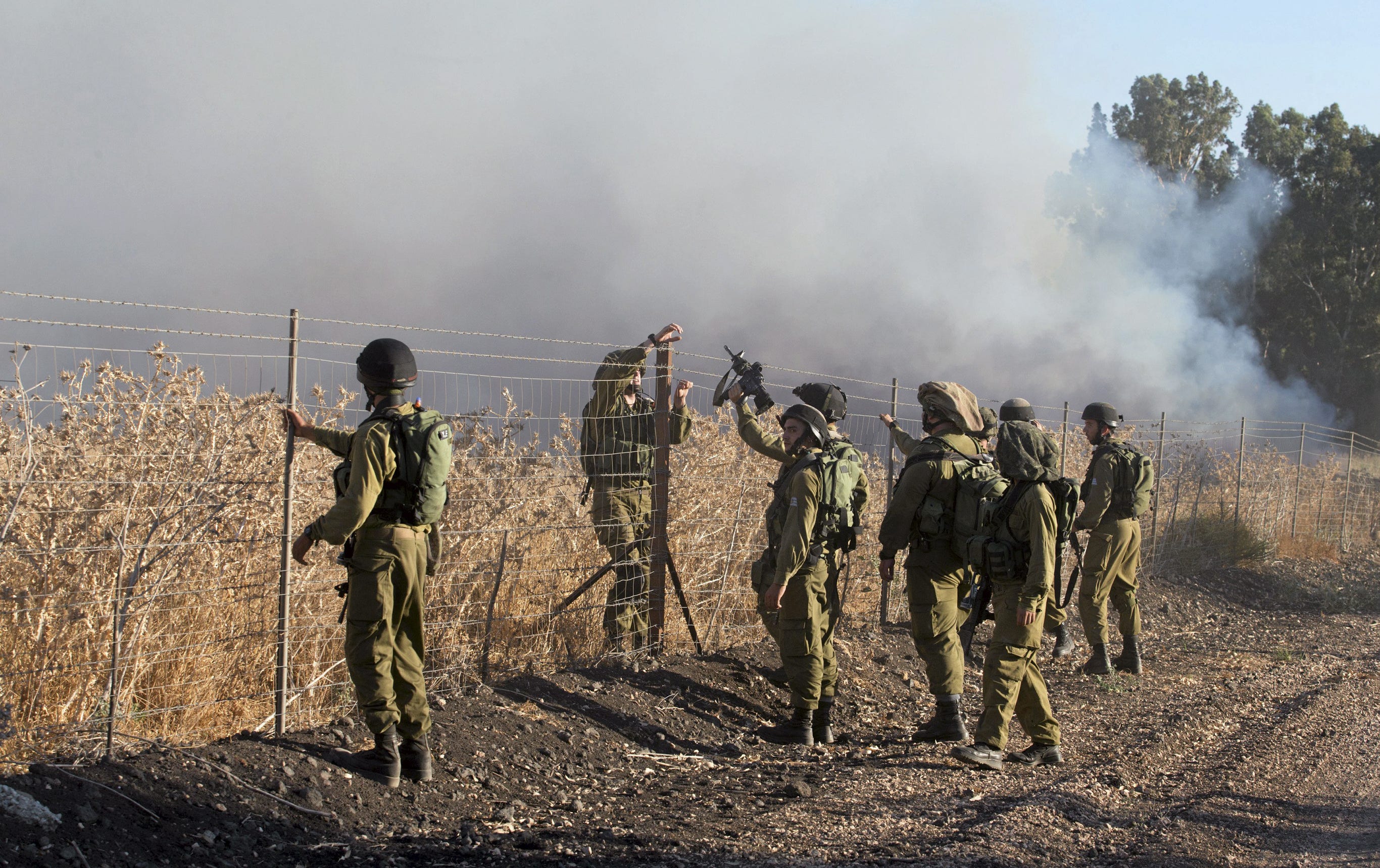 Israel svarade raketeld mot norra delarna av landet med ett luft angrepp mot syriska delarna av Golanhöjderna.