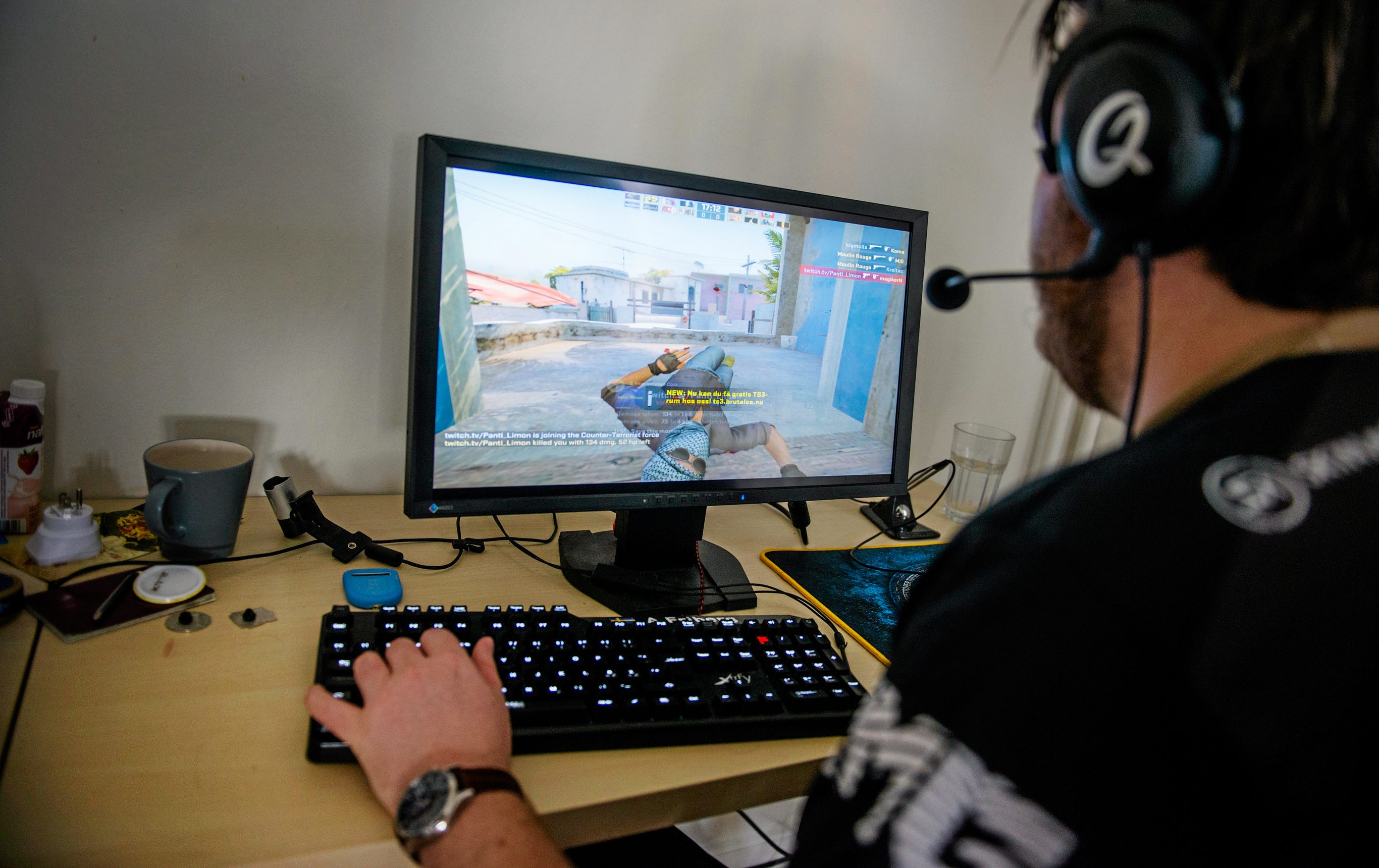 23-årige Adam Friberg tillbringar många timmar per dag framför datorn. Han är en av Sveriges cirka 50 professionella spelare som försörjer sig på att spela datorspel.