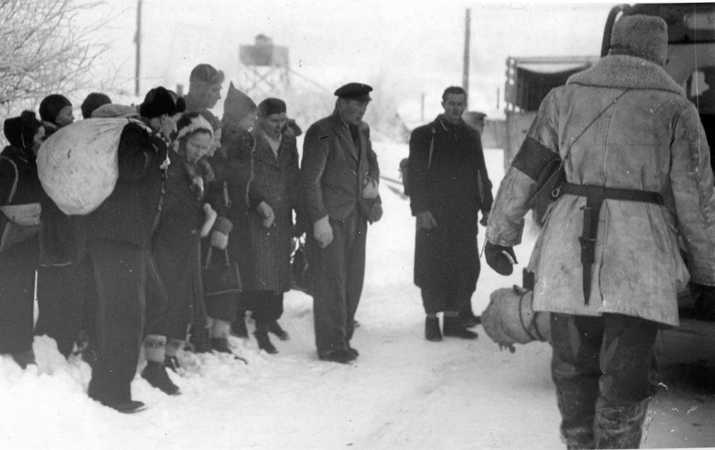 Flyktingar i Karesuando, vid gränsen mot Finland, 28 november 1944.