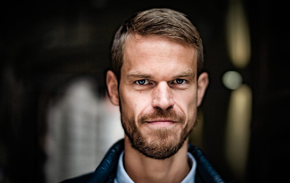 ”Mitt råd är att läsa en roman, och öppna sig mot konsten och världen”, säger Svend Brinkmann.